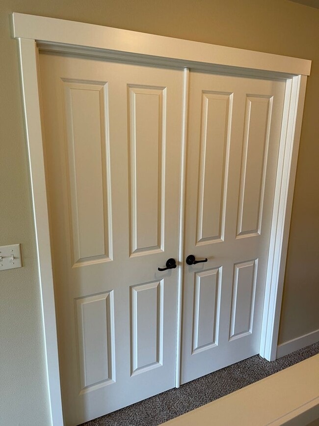 Building Photo - Beautiful 4 Bedroom in a small and exclusive neighborhood