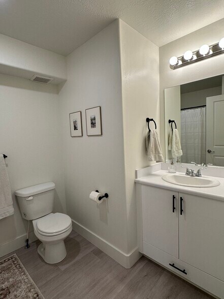 Building Photo - 1055 W 1033 N