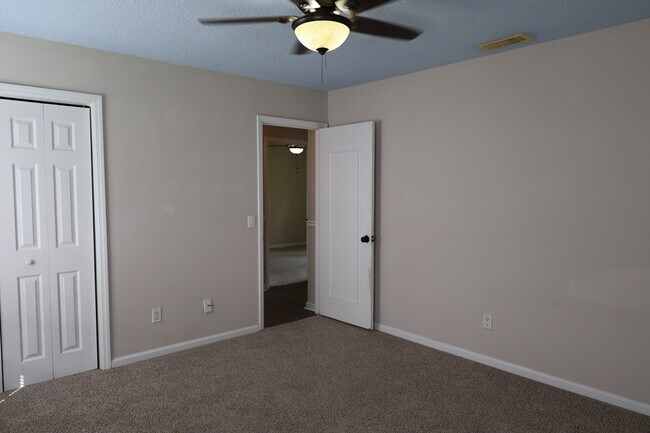 Building Photo - 214 Oakleaf Dr