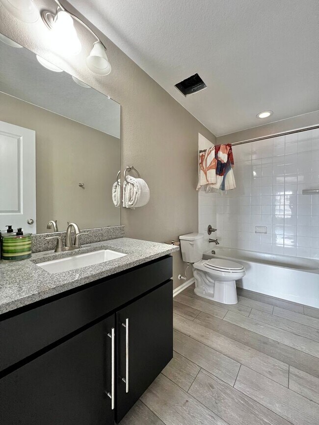 Building Photo - Spacious 5 Bed 3.5 Bath with Modern Upgrades!