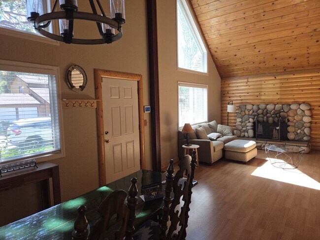 Building Photo - Large mountain home with access to Tahoe K...