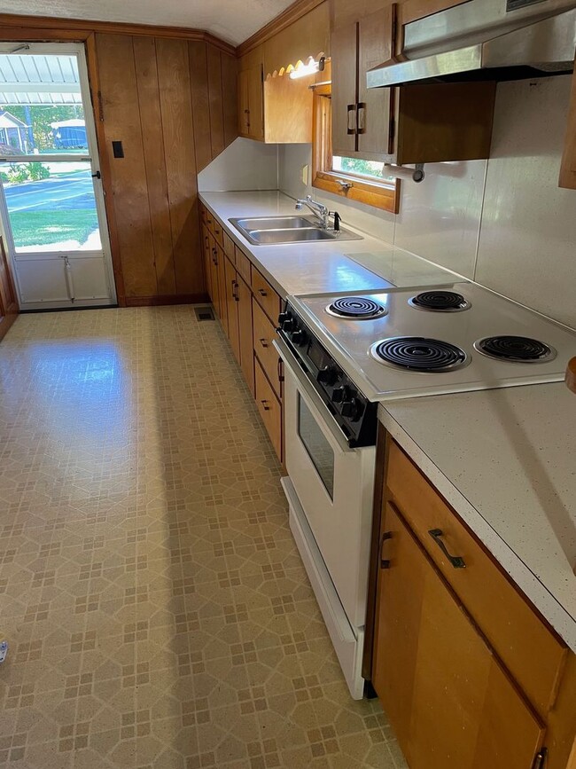 Building Photo - 2 Bedroom / 1 Bath  Kingsport, TN