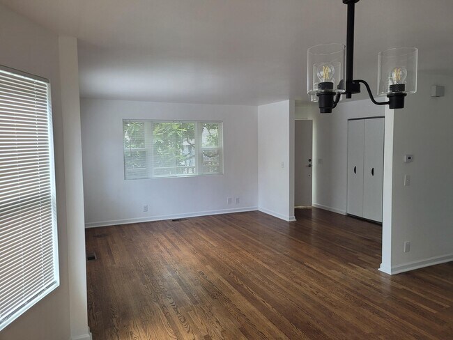 Building Photo - 5512 Woodlawn Ave N