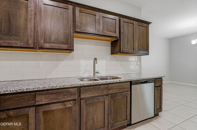 Building Photo - 11500 Summer Dr