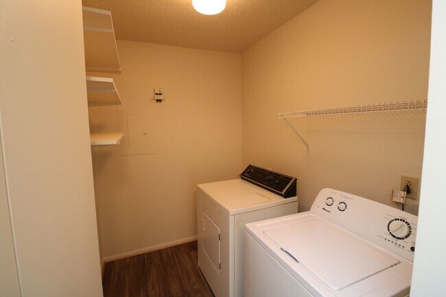 Building Photo - 2 bedroom 1 bath condo near Town Center in Virginia Beach!