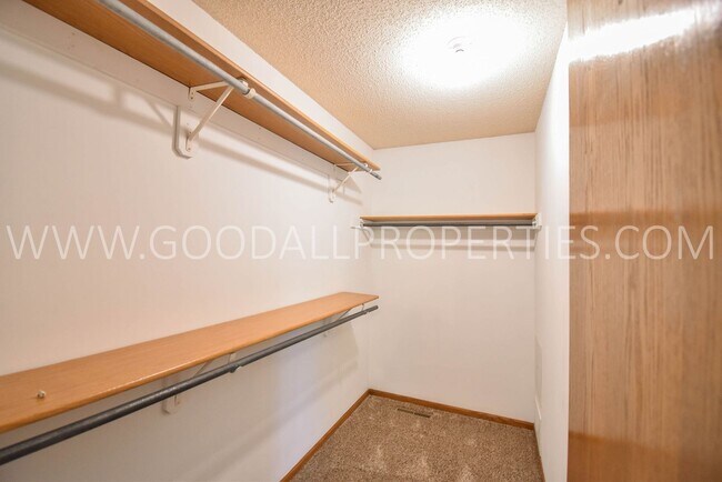Building Photo - 1104 Prairie View Dr