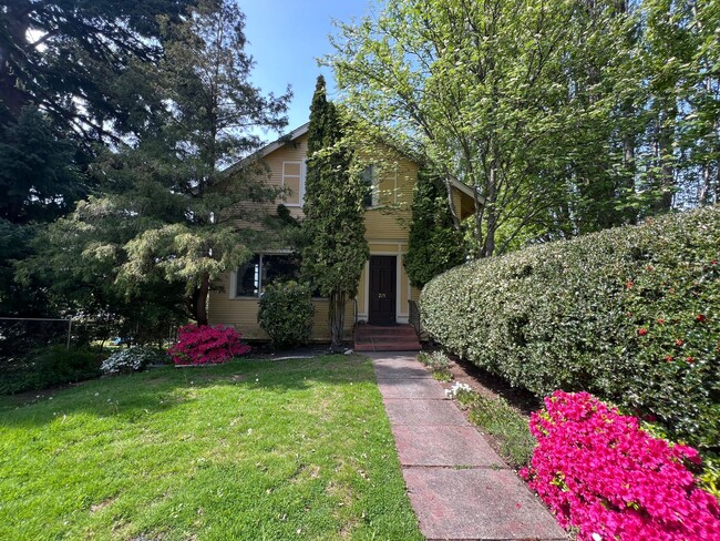 Building Photo - 3 Bed 1 Bath Unit in lower level of Victor...