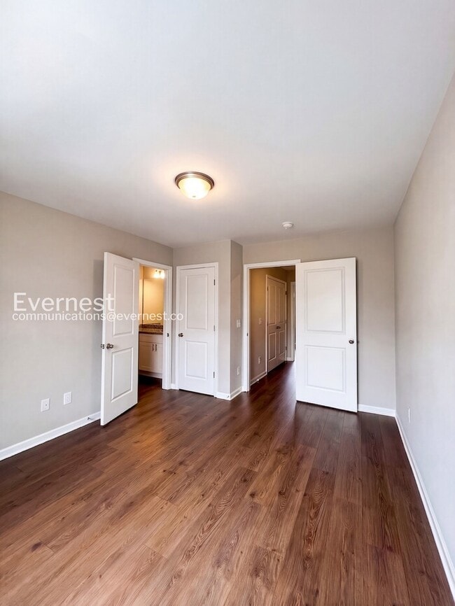 Building Photo - 215 Tara Ct