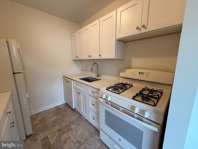 Building Photo - 2754 Hollywood Rd