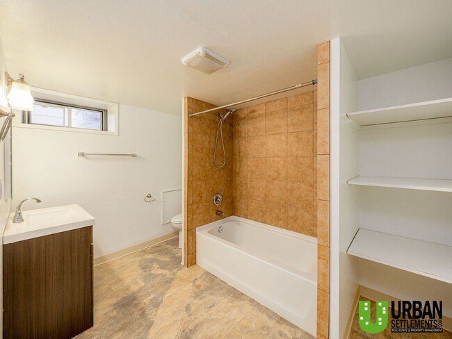 Building Photo - Charming 3+ Bedroom Home in the Coveted Co...