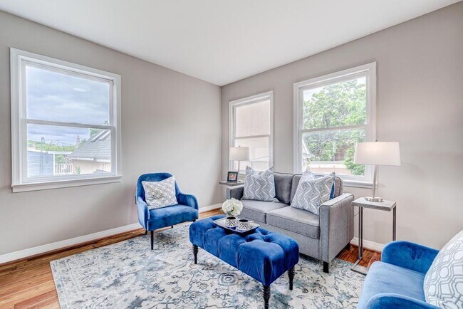 Building Photo - Bright and Newly Updated Apartment in the Heart of Old Town!