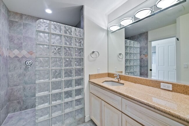 Building Photo - Large 3,767 sqft home on a 10,000 sqft lot- 2 bed located on 1st floor w/ separate entrance - Top...