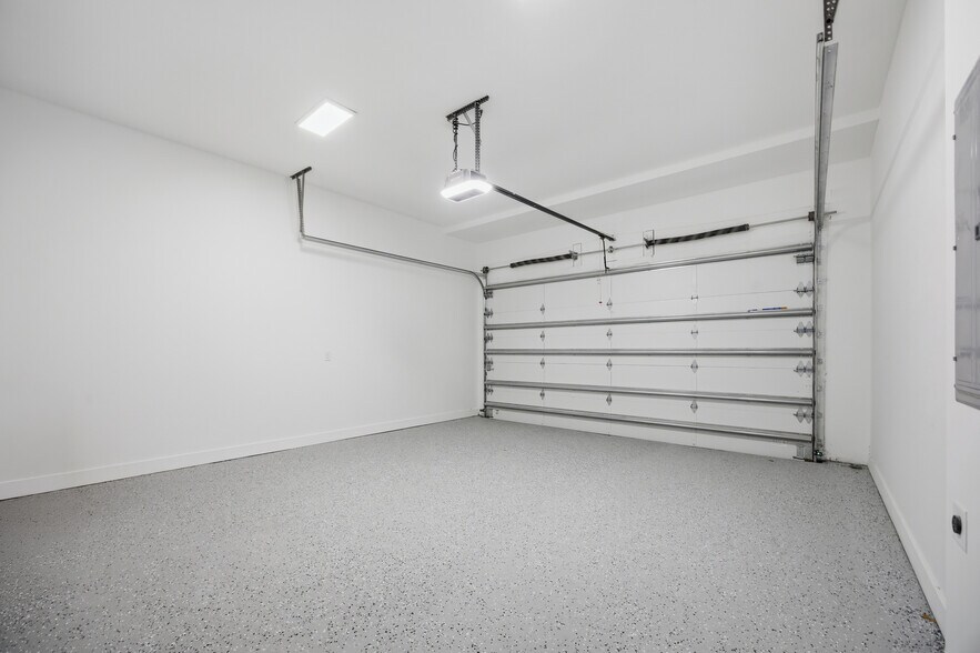 Building Photo - 1319 NE 13th Ave