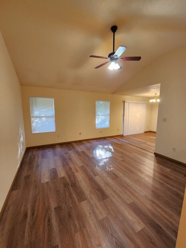 Building Photo - Great 3BR 2BTH Rancher Near Lake Shawnee
