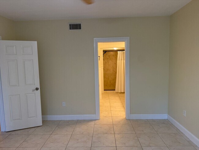 Building Photo - Lake Arrowhead 2 bedroom / 2 bath Condo