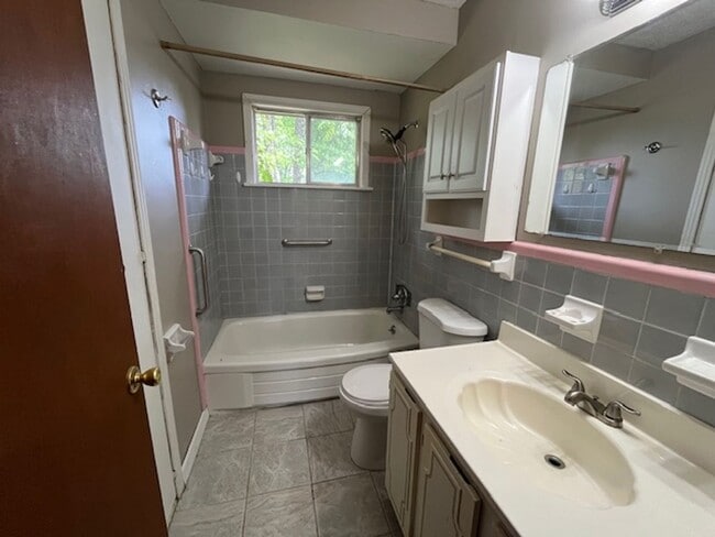 Building Photo - Renovated 3 Bedroom 1.5 Bath Home for Rent!