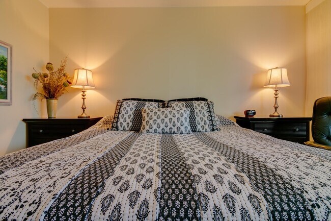 Building Photo - Fully Furnished 2 bedroom in Waikiki! One-...