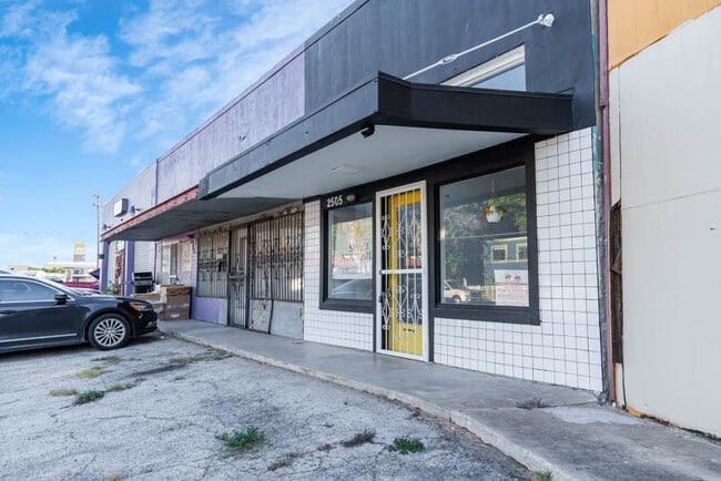 Building Photo - 2505 S Presa St