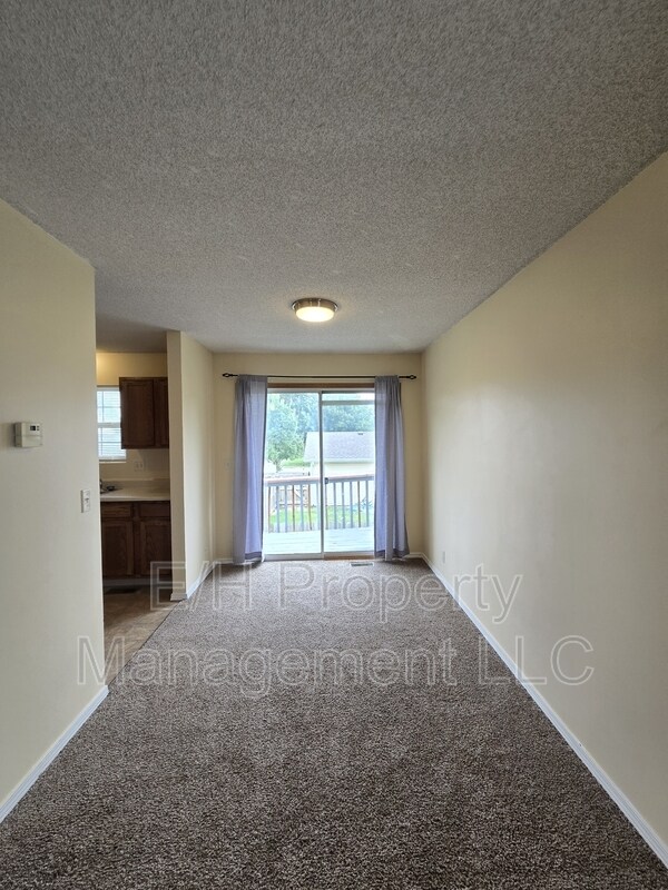Building Photo - 4460 S Elizabeth Ave
