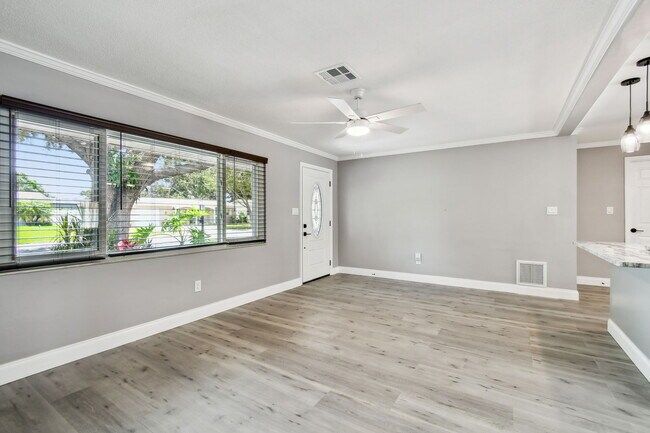 Building Photo - 528 Manor Dr