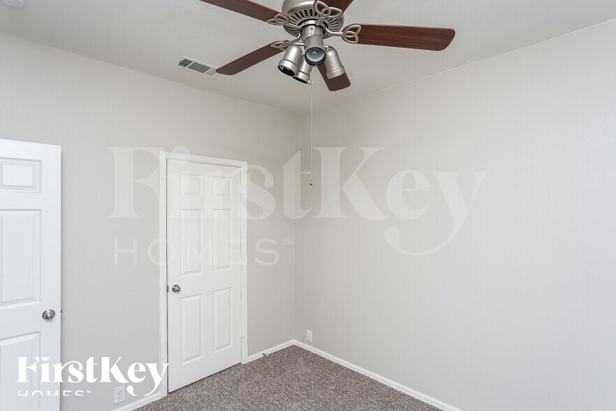Building Photo - 2852 Maple Creek Dr