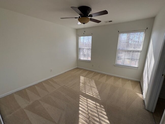 Building Photo - Cozy Living