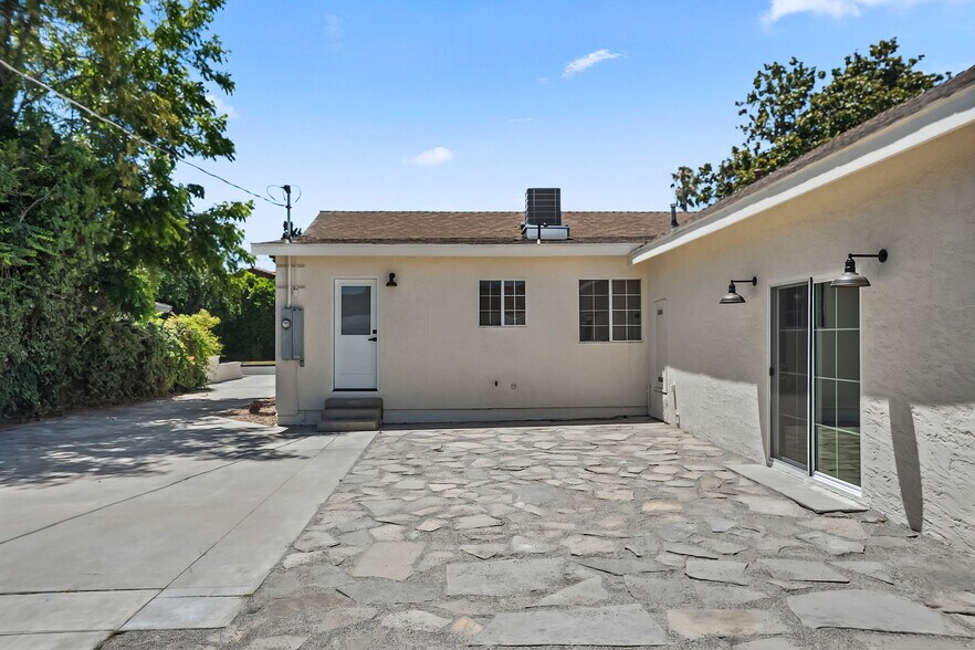 Patio Area - 4702 Kraft Ave