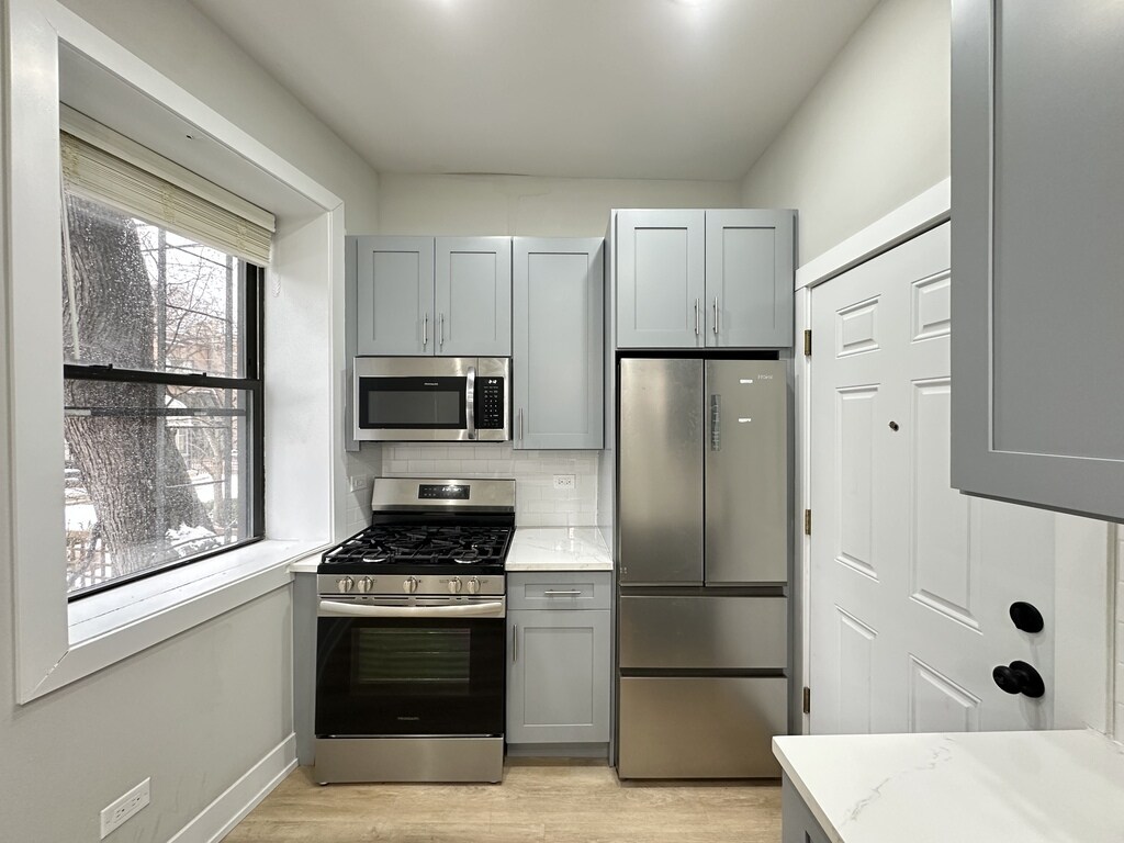 Building Photo - 442 W Belden Ave