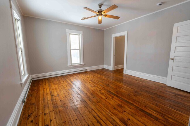 Building Photo - 300-302 Spencer