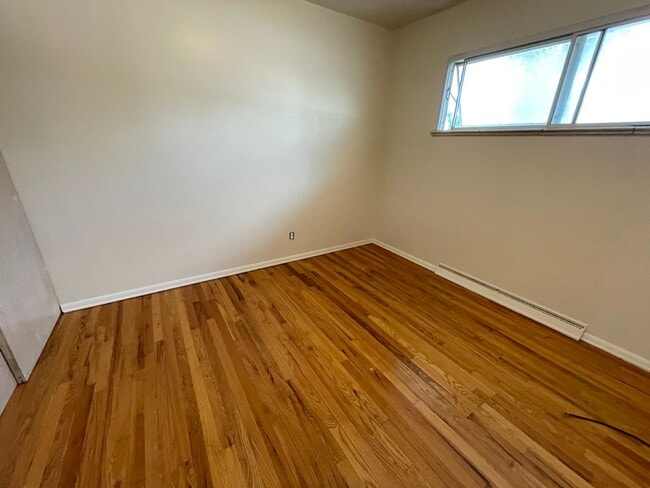 Building Photo - 3-Bedroom Standalone Home with Fenced Yard...