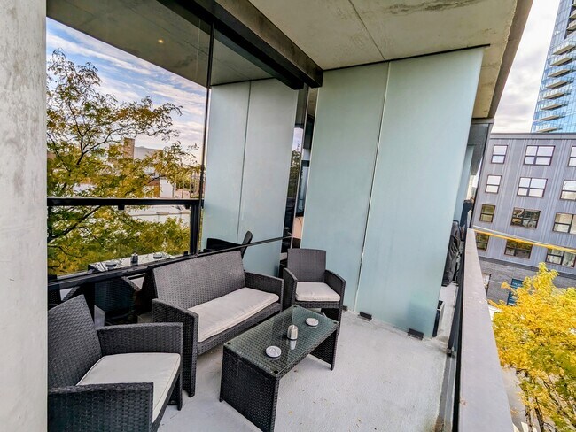 Building Photo - 860 W Blackhawk St