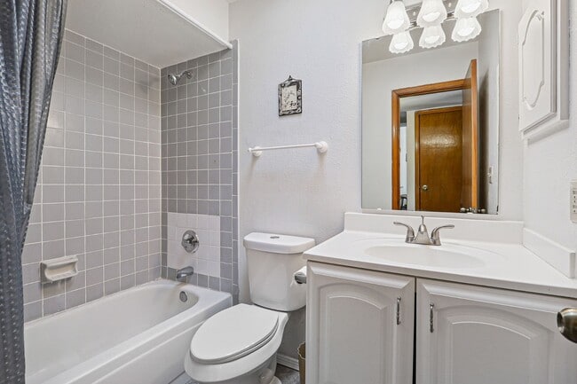 Building Photo - 724 Martha Gale Dr