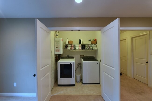 Building Photo - Kirkwood 5 bedroom / 3 full bathroom home