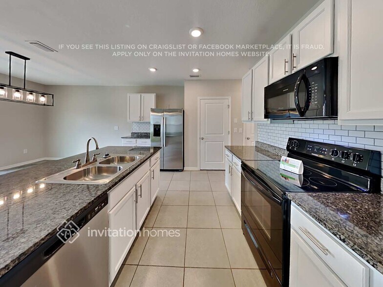 Building Photo - 8099 Pelican Reed Cir
