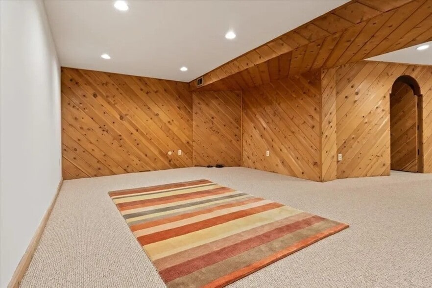 Building Photo - 16 King Philip Trl