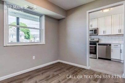 Building Photo - 802 Main St