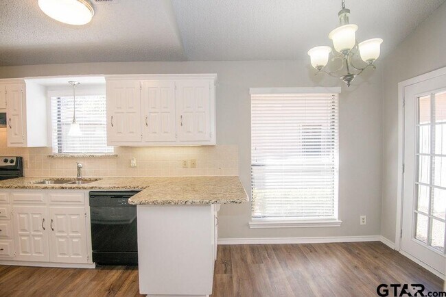 Building Photo - 5823 Hollytree Dr