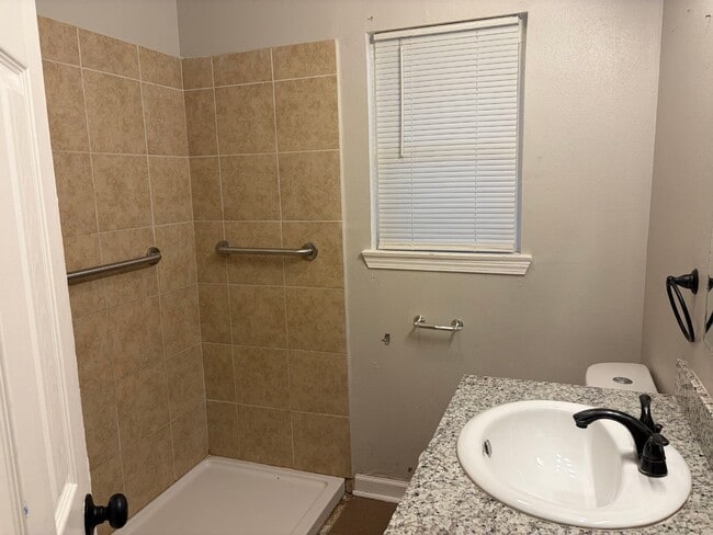 Building Photo - 5818 Glenhurst Dr