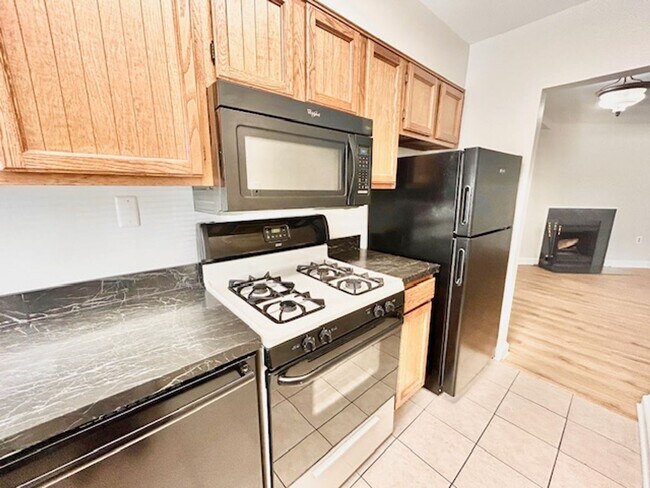 Building Photo - Great location, 1 BR 1 BA in-unit laundry ...