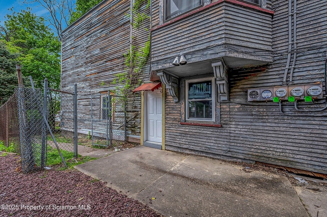 Building Photo - 817 Monroe Ave