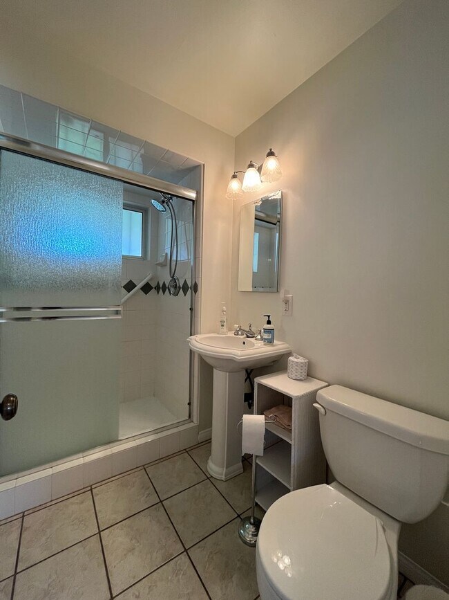 Building Photo - MOVE IN READY 3+2 home in Northridge w/RV access, appliances included + central HVAC!