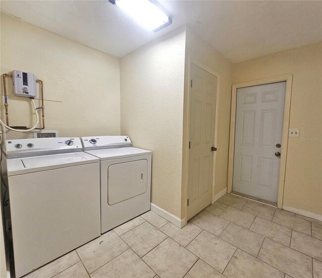 Building Photo - 5610 Kelly Dr N