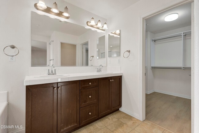 Building Photo - 1521 Silver Shadow Dr