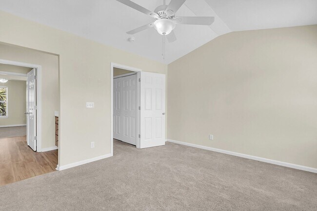 Building Photo - Easy, Modern Comfort in a Prime Charleston Location!