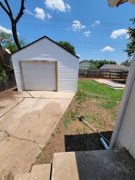 Detached garage - 504 N Marshall Dr