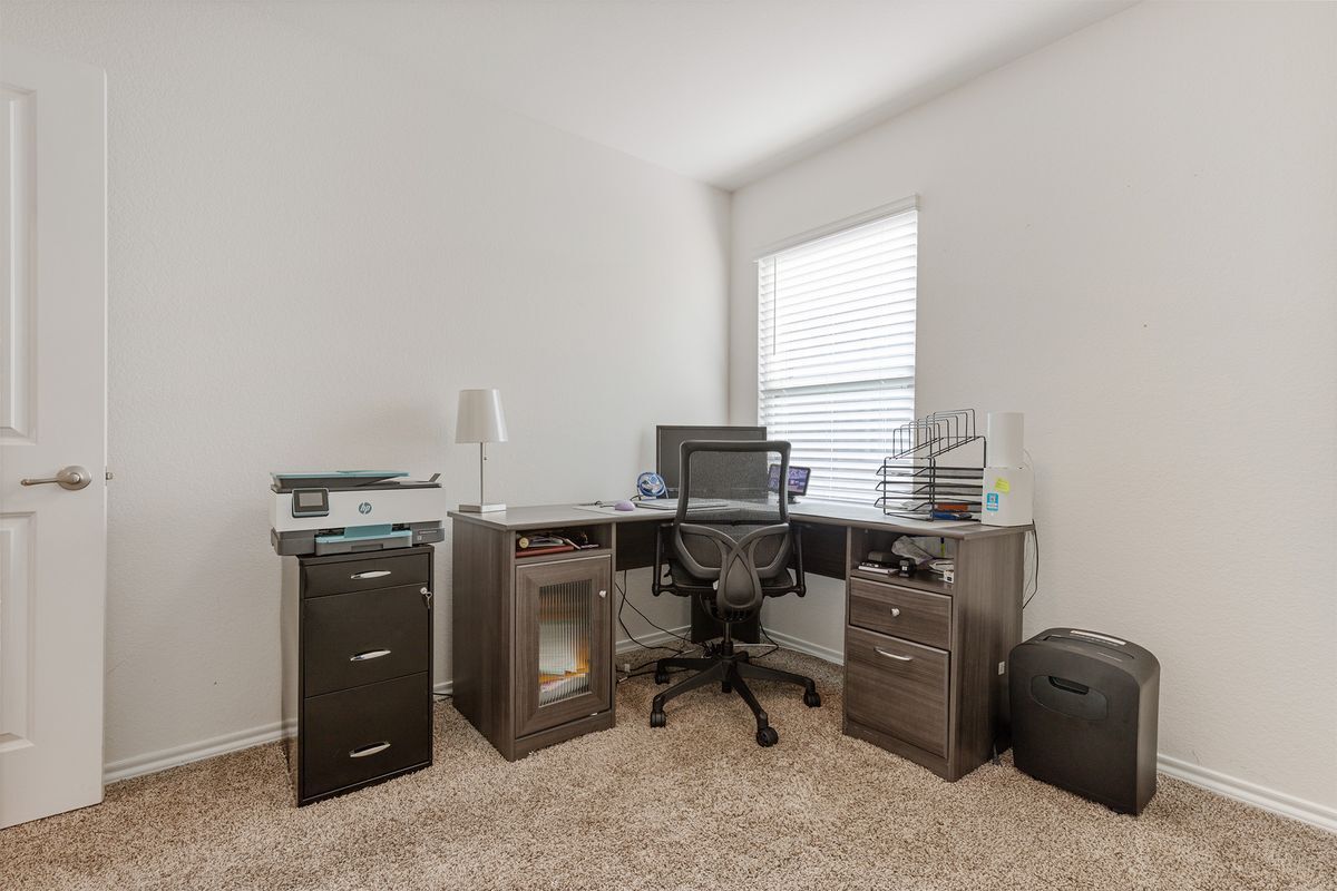 Building Photo - 936 English Dr