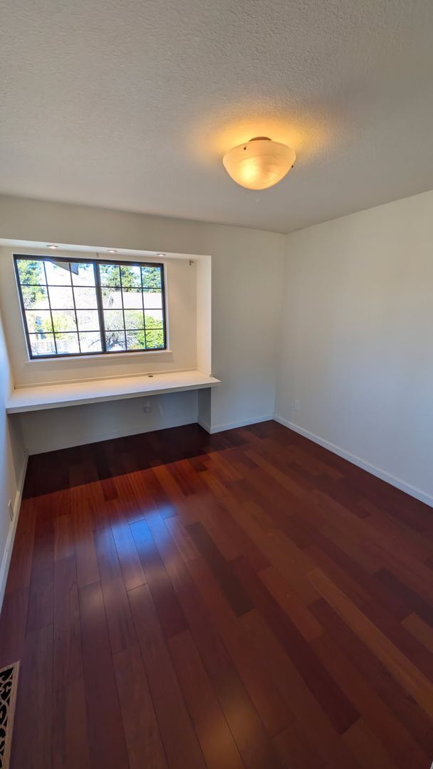 Building Photo - Updated 3 Bed 2.5 Bath Home!