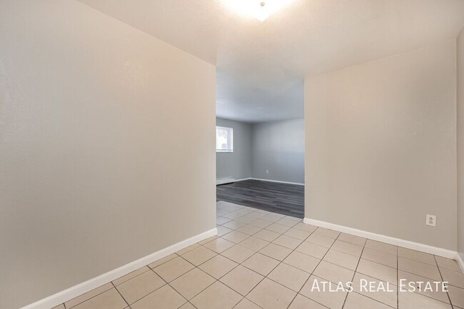 Building Photo - Beautiful Updated 3 Bedroom Is a Must See