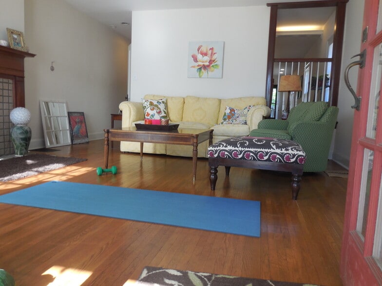 living room - 1585 Lincoln Rd