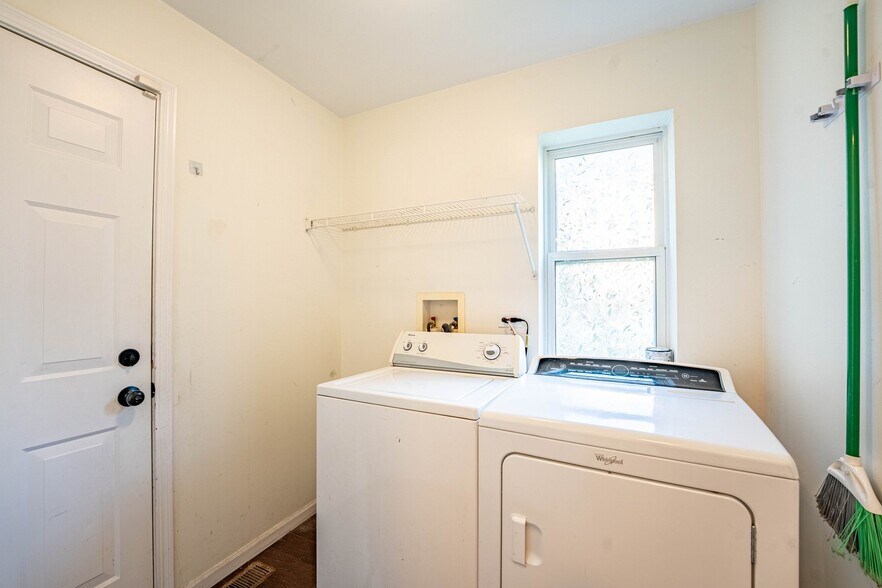 Building Photo - 965 Summerhill Dr
